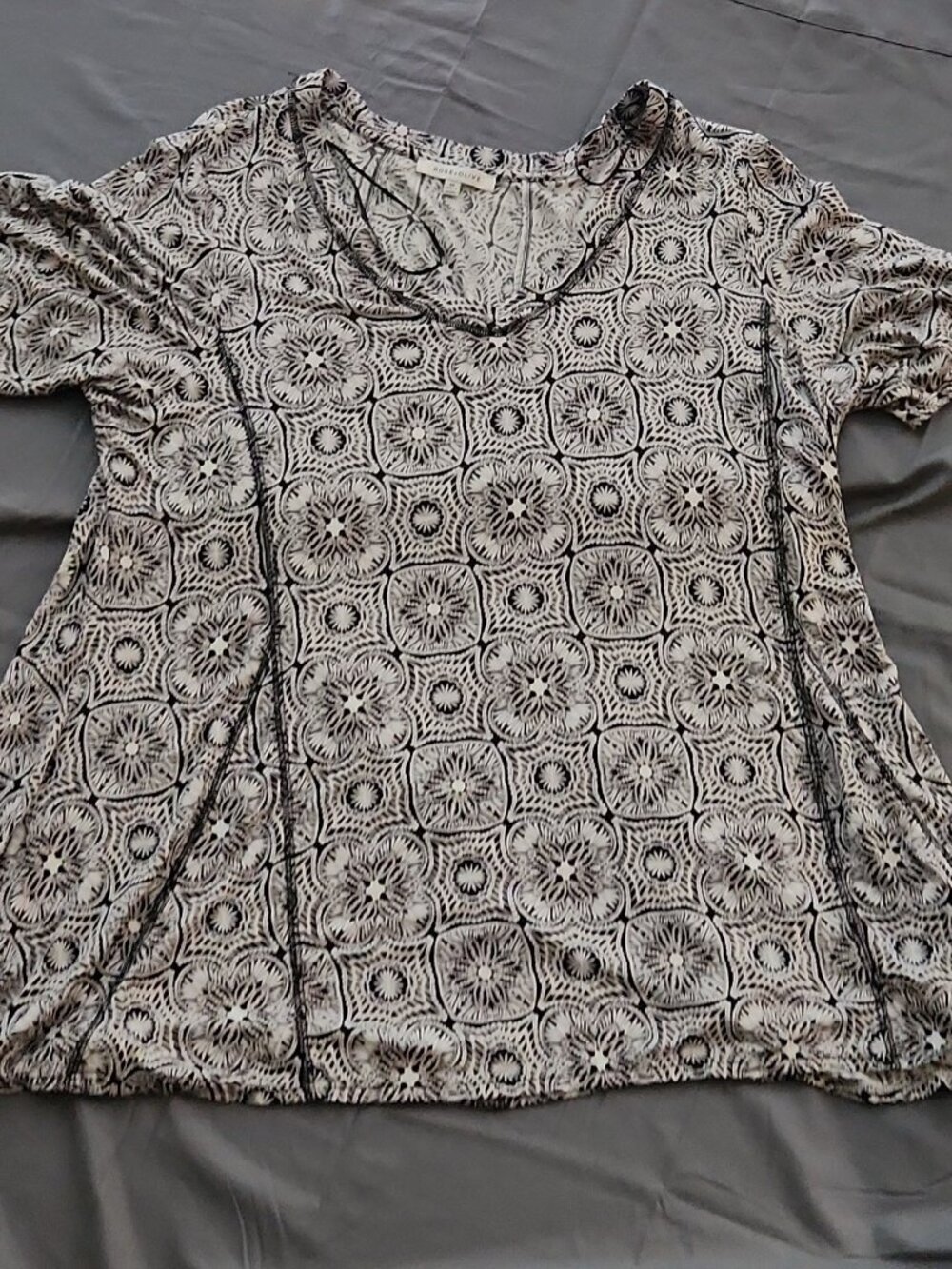 Rose + Olive Plus 3X Black White Geometric Knit Stretch V-Neck Top